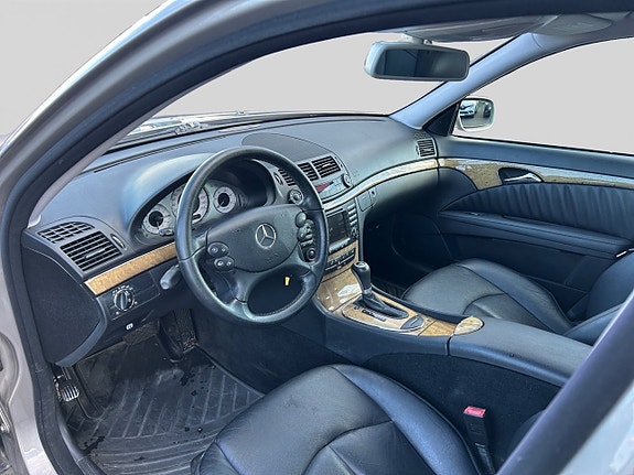 Mercedes-Benz E320 7 of 9