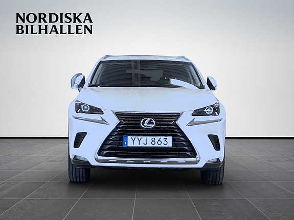 Lexus NX300h 2 of 5