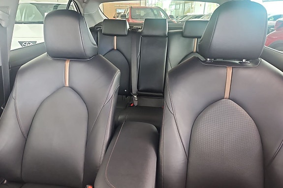 Toyota Camry 15 of 16