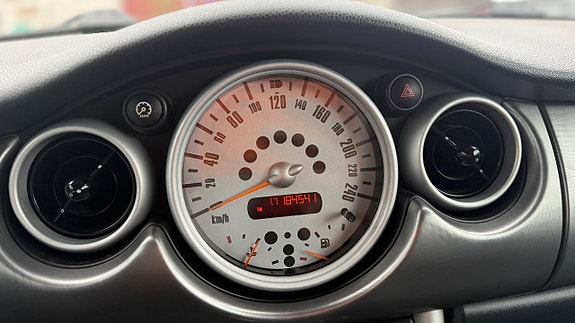 MINI Cooper 13 of 14
