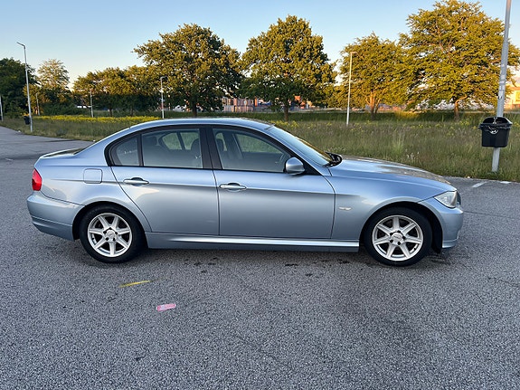 BMW 318d 3 of 5