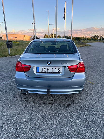 BMW 318d 2 of 5