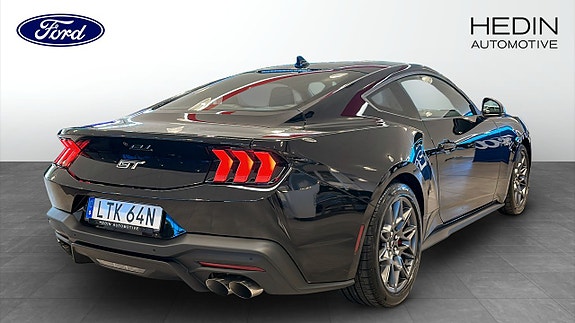 Ford Mustang 2 of 5