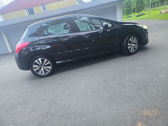 Peugeot 308 2 of 5
