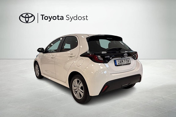 Toyota Yaris 2 of 18