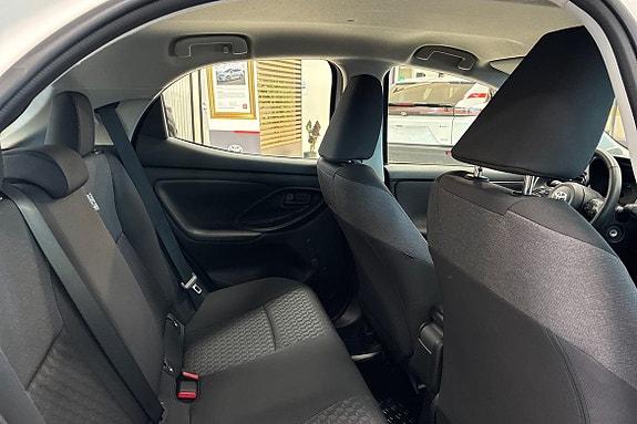 Toyota Yaris 7 of 18