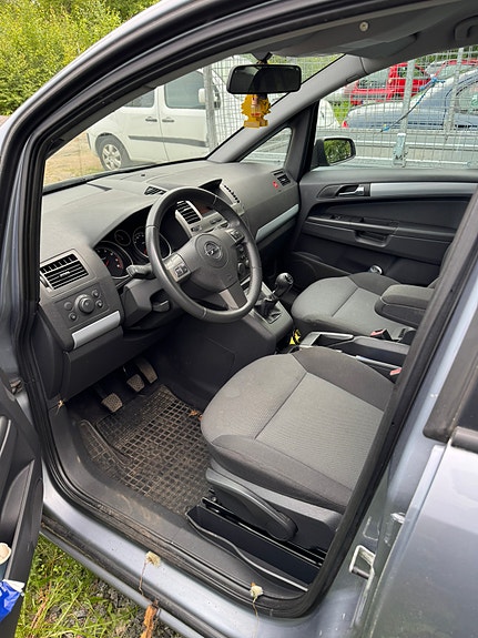 Opel Zafira 3 of 3