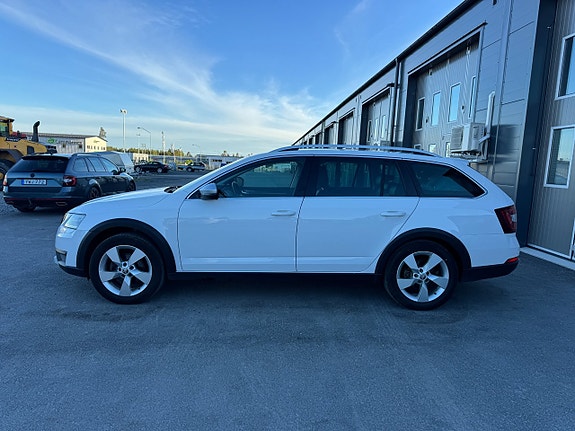 Skoda Octavia Scout 2 of 5