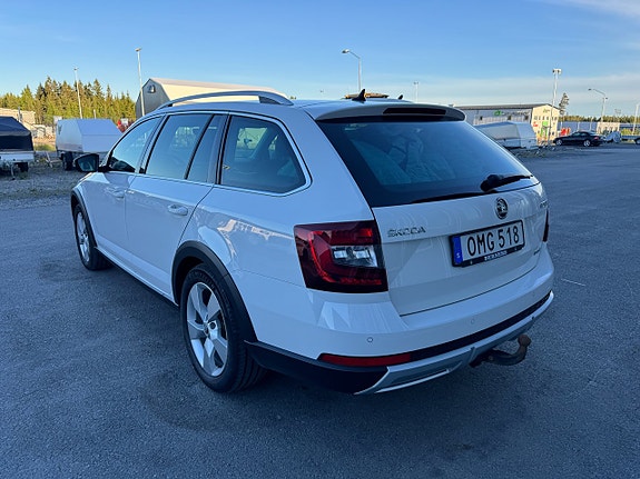 Skoda Octavia Scout 3 of 5