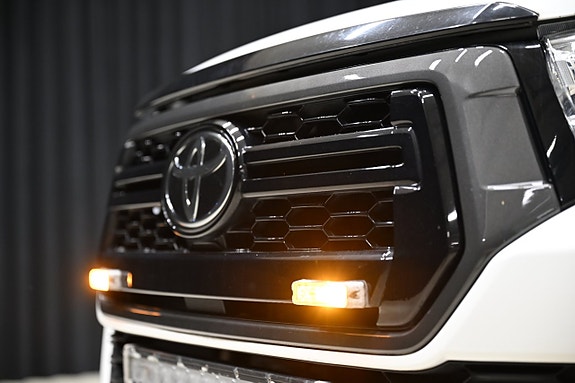 Toyota HiLux 11 of 30