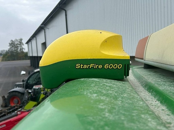 John Deere 6215 R 3 of 6