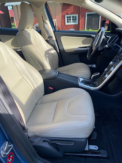 Volvo XC60 3 of 5