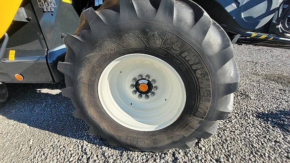 New Holland CR10.90 SmartTrax TG 4WD 15 of 24