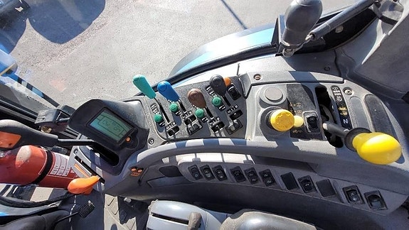 New Holland TS 135A EC 6 of 18