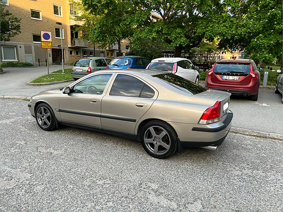 Volvo S60 2 of 5