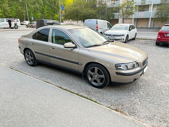 Volvo S60 4 of 5