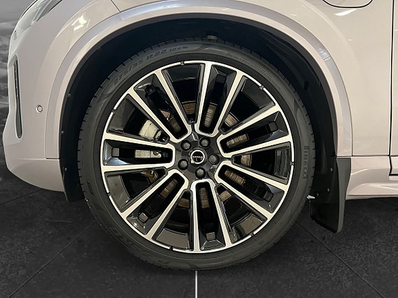 Volvo XC90 10 of 16