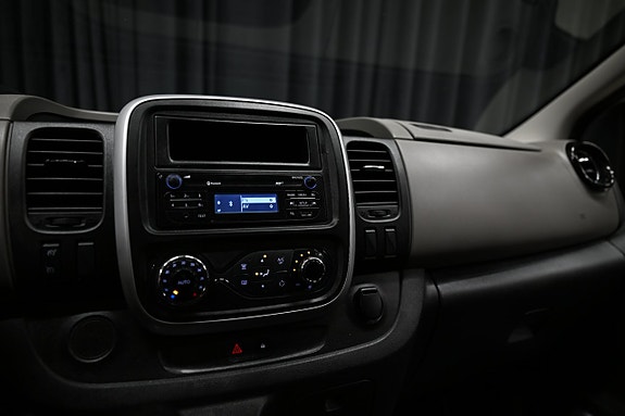 Nissan NV300 18 of 23