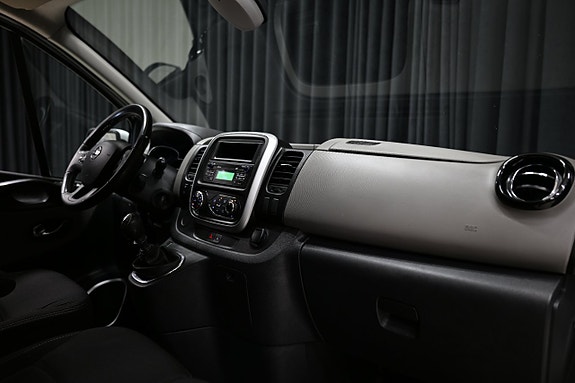 Nissan NV300 21 of 23