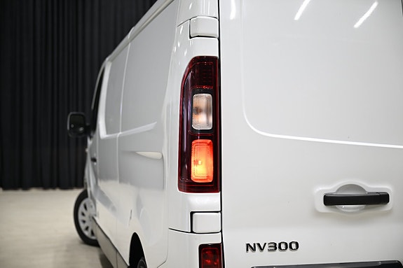 Nissan NV300 10 of 23