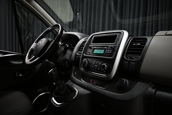 Nissan NV300 22 of 23