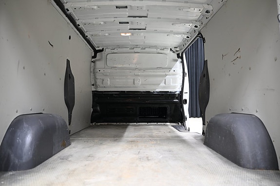 Nissan NV300 7 of 23