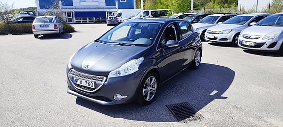 Peugeot 208 2 of 5