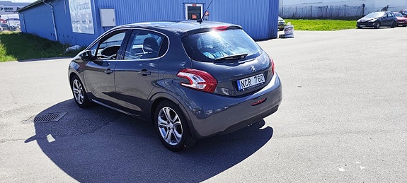 Peugeot 208 3 of 5