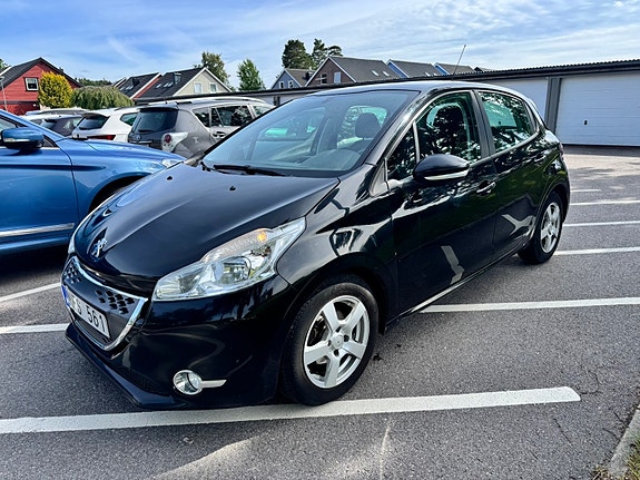Peugeot 208 2 of 5