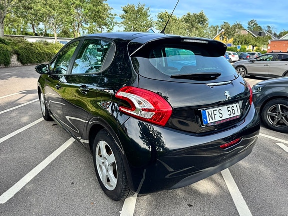 Peugeot 208 3 of 5