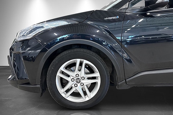 Toyota C-HR 2 of 5