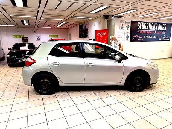 Toyota Auris 2 of 5