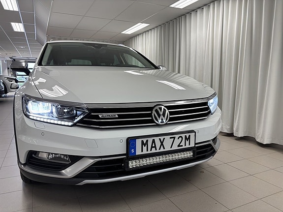 Volkswagen Passat Alltrack 3 of 5