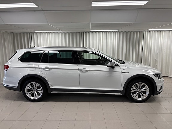 Volkswagen Passat Alltrack 2 of 5