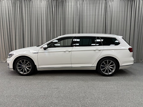 Volkswagen Passat 2 of 5