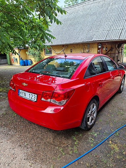 Chevrolet Cruze 2 of 4