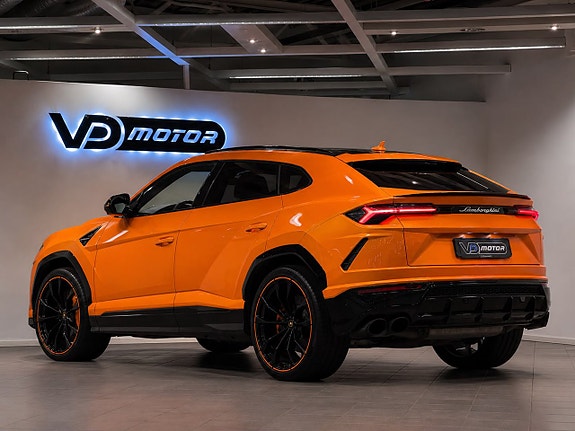 Lamborghini Urus 3 of 5