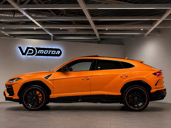 Lamborghini Urus 2 of 5