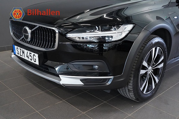 Volvo V90 Cross Country 2 of 5