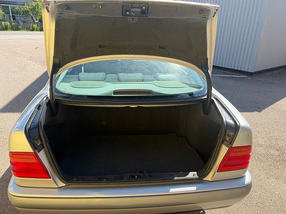 Mercedes-Benz E200 5 of 5