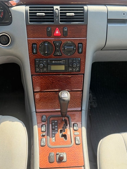 Mercedes-Benz E200 9 of 12