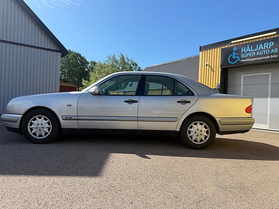 Mercedes-Benz E200 2 of 5