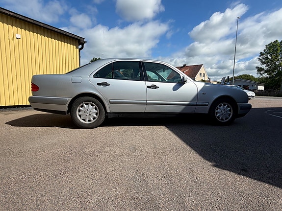 Mercedes-Benz E200 4 of 5