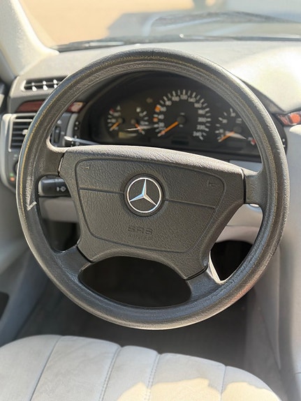 Mercedes-Benz E200 8 of 12