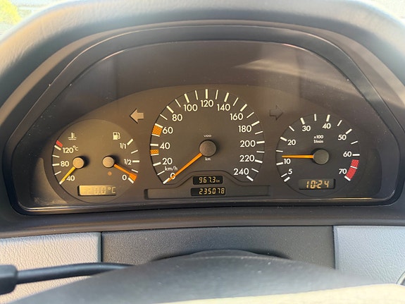 Mercedes-Benz E200 12 of 12