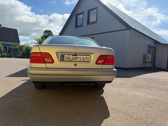 Mercedes-Benz E200 3 of 5