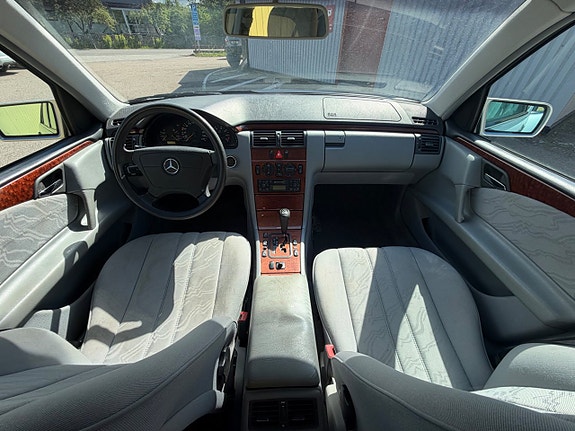 Mercedes-Benz E200 7 of 12