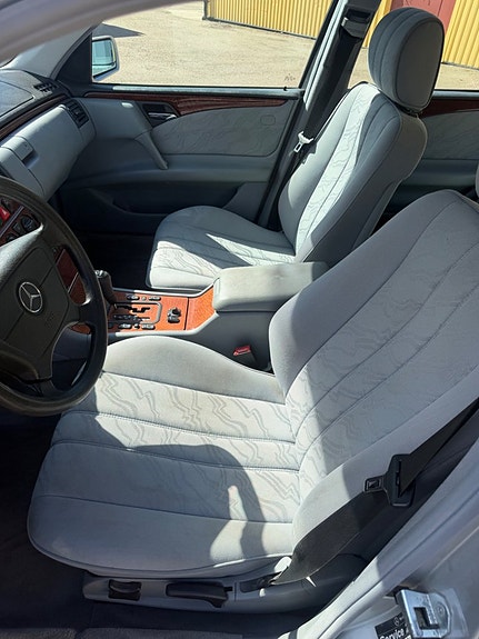 Mercedes-Benz E200 11 of 12
