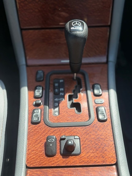 Mercedes-Benz E200 10 of 12