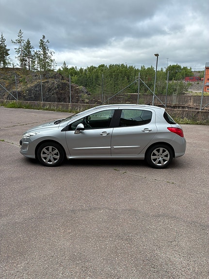Peugeot 308 4 of 5